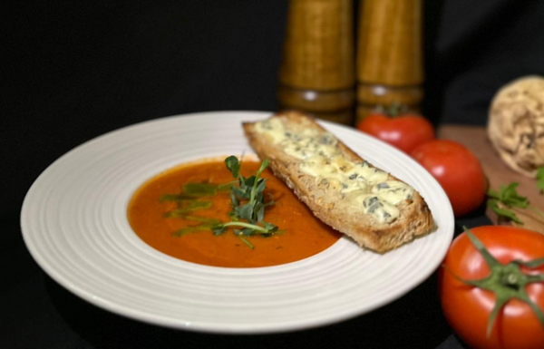 Supă Cremă de Roșii cu Baghetă